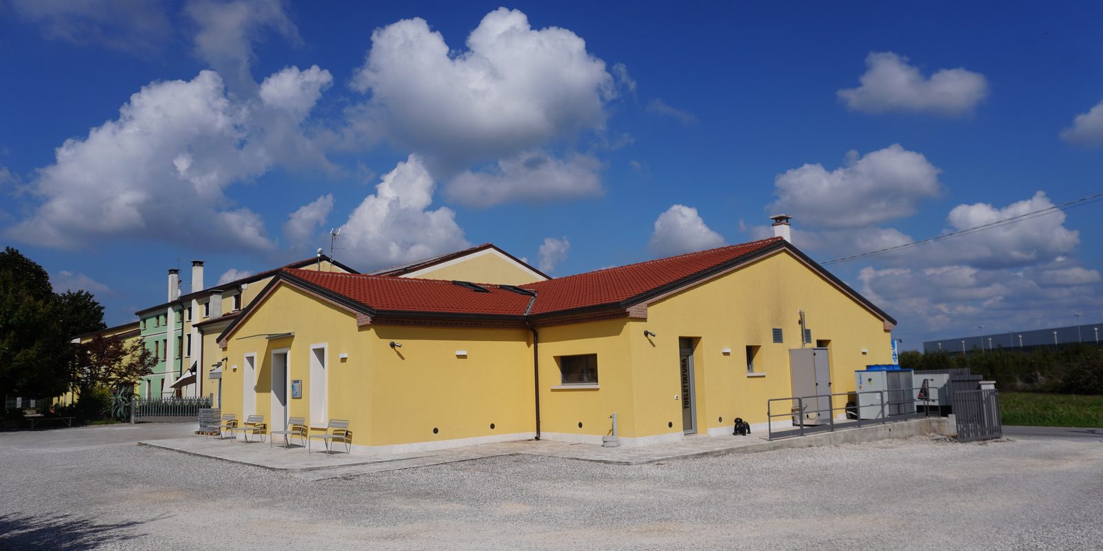 La Clinica Veterinaria Rigo vista dal piazzale, a Villa Bartolomea