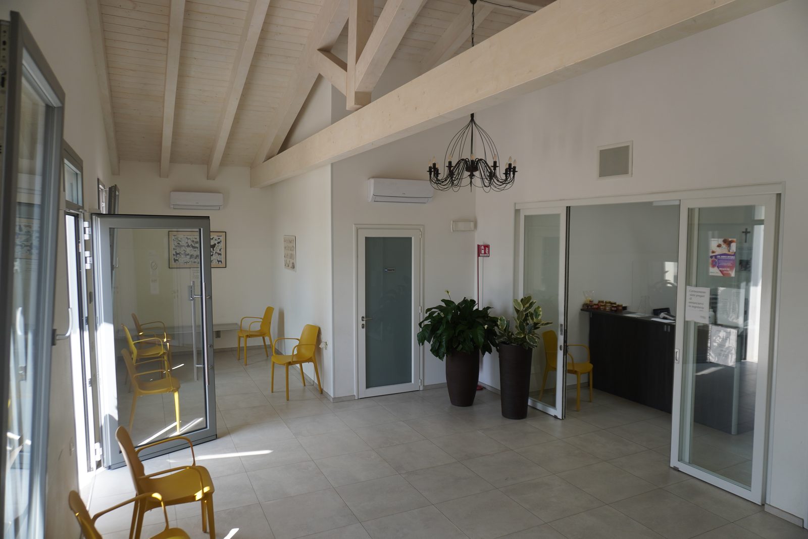 La sala d'attesa della clinica, ampia e luminosa