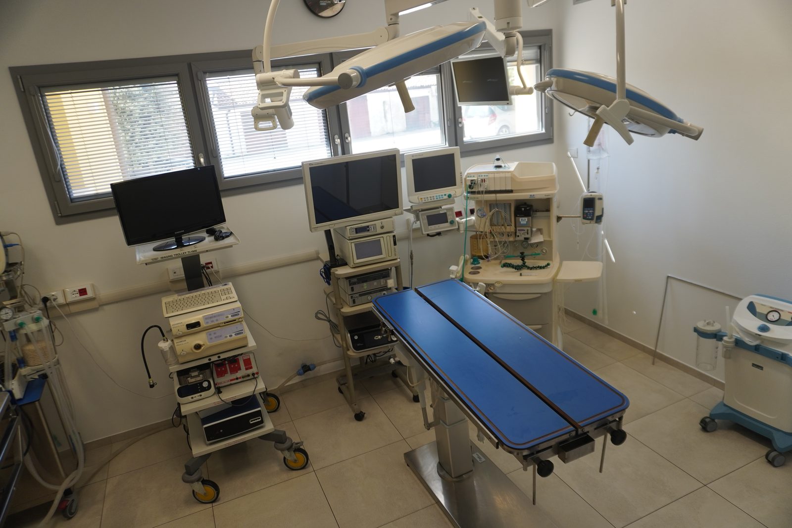 La sala chirurgica, con il tavolo operatorio e il monitoraggio