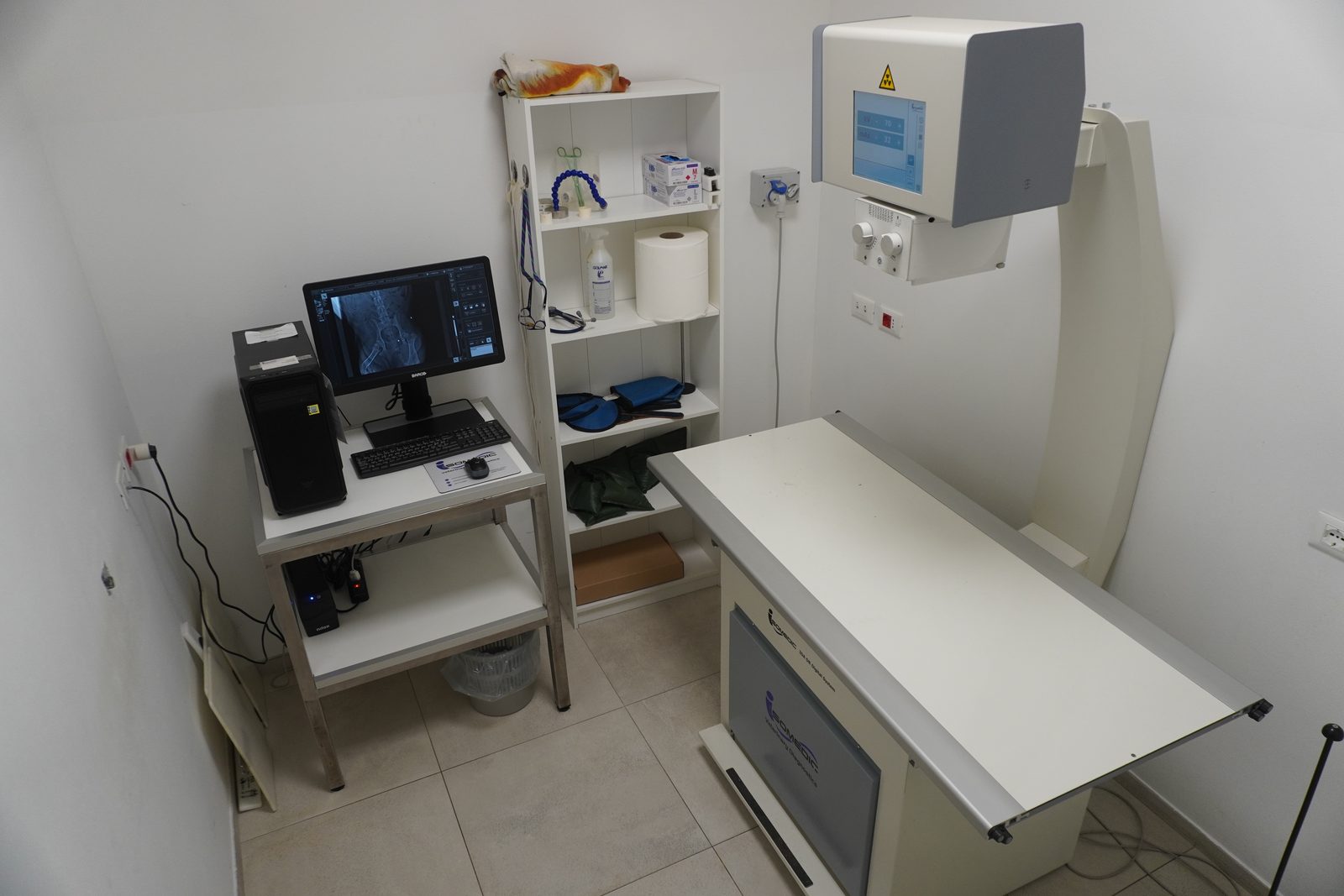 La sala radiologica, con il tavolo e il monitor delle immagini