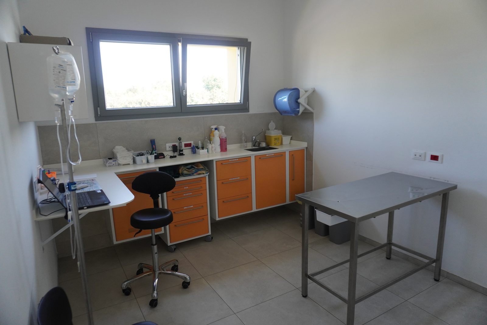 Una delle sale visita della clinica, attrezzata in modo autonomo